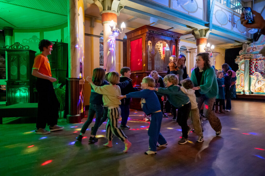Dansende kinderen in de Danszaal