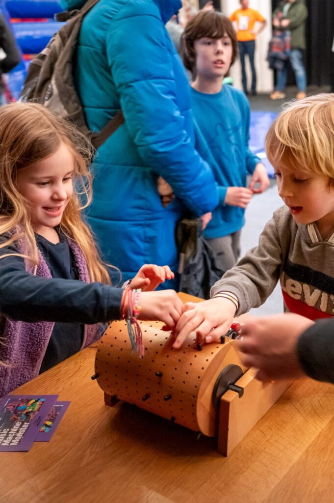 Kinderen bouwen aan een muziekmachine tijdens Museumnacht Kids