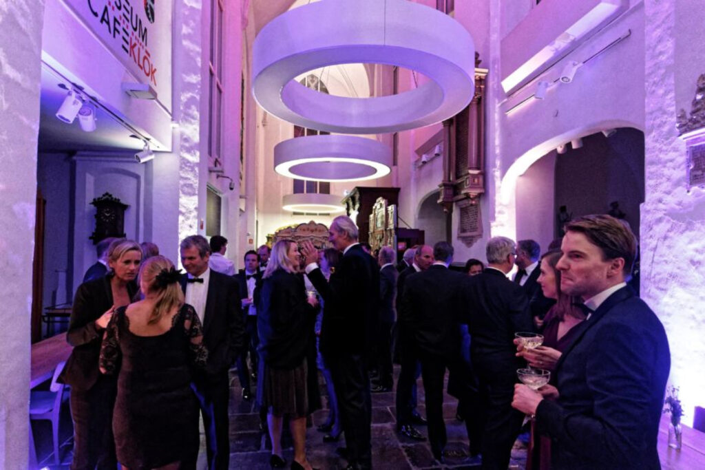 Evenement bij museum speelklok gasten staan in het cafe met een drankje