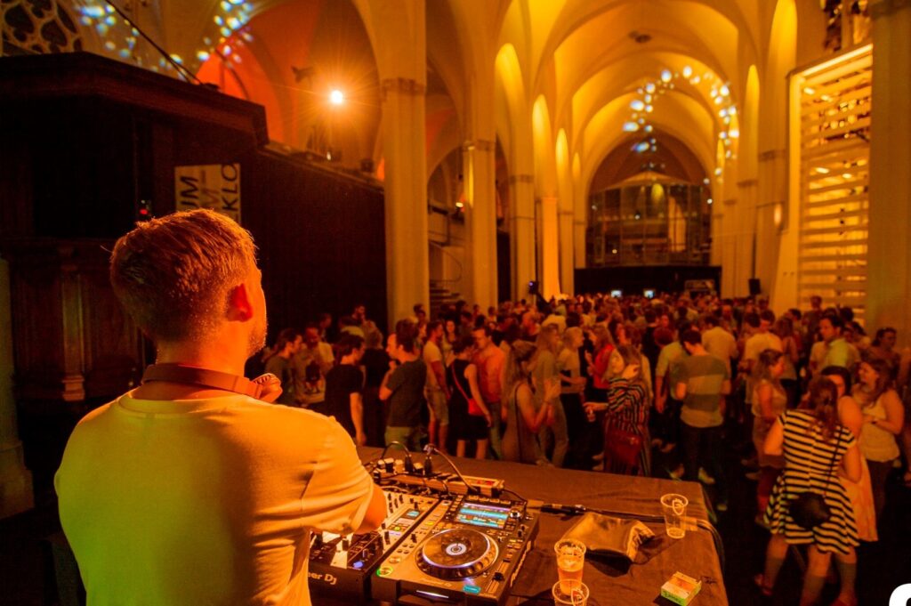 Dansfeest in het Middenschip