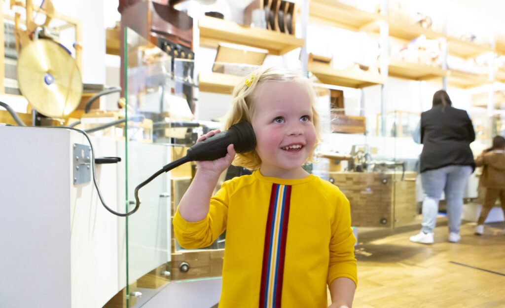 Meisje luistert naar muziek