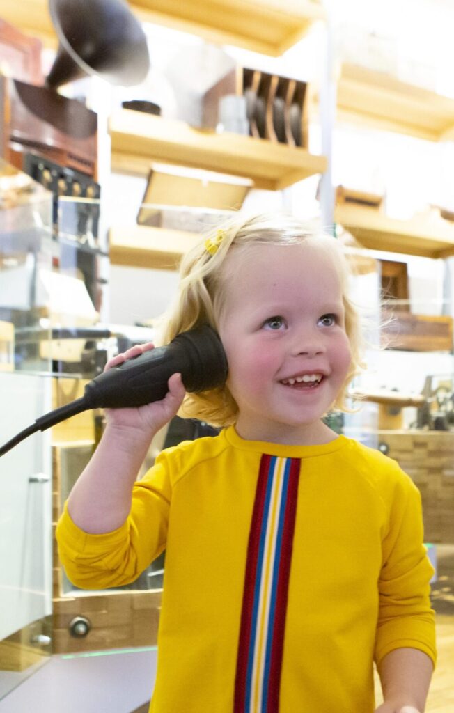 Meisje luistert naar muziek