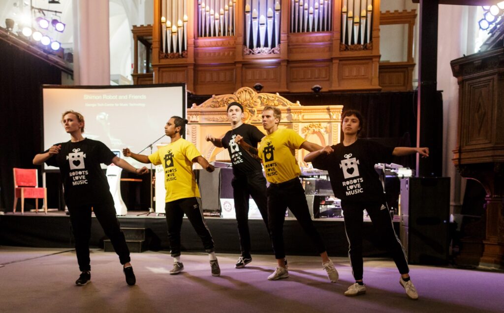 Optreden van robot dansers