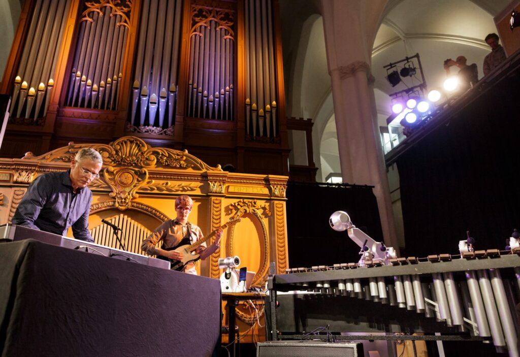 Optreden muziekrobot Shimon