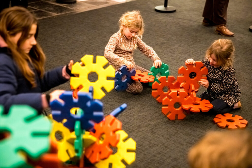 Kinderen spelen met Octoplay schijven