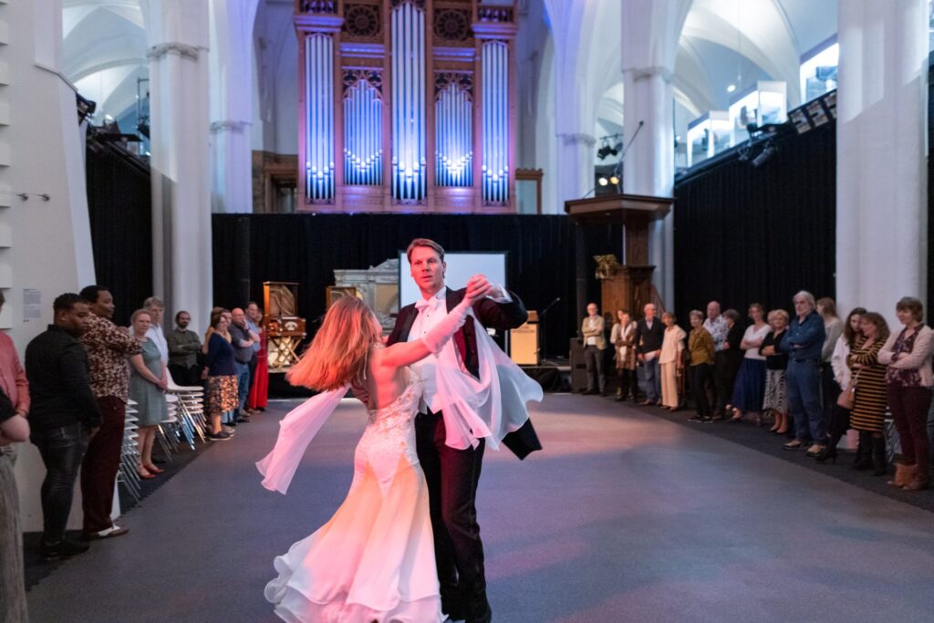 Dansers dansen de Weense wals