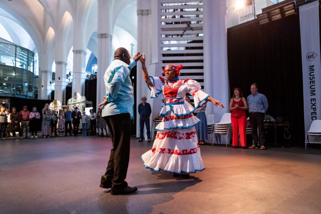 Dansers dansen de Antilliaanse wals