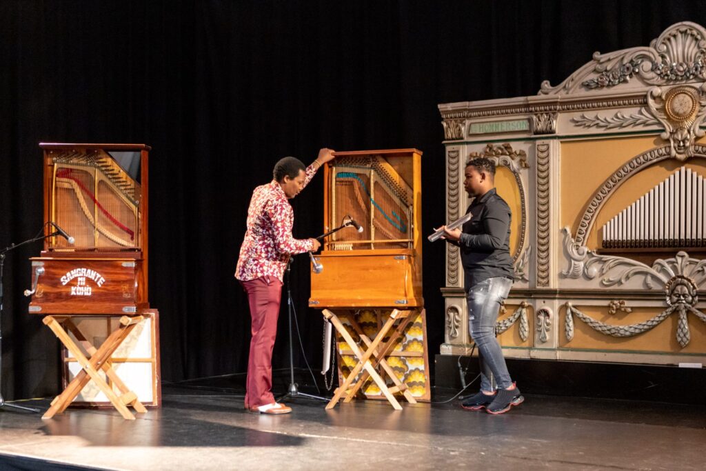 Muzikanten op het podium met het k'ai orgel