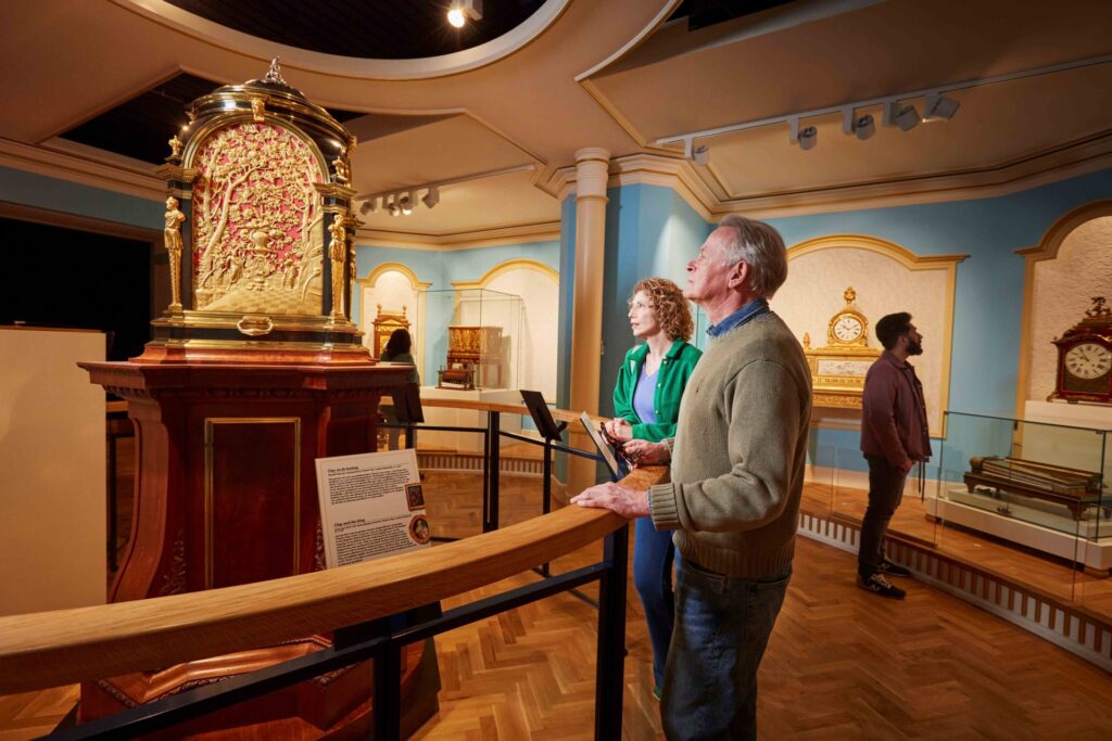 Bezoekers kijken naar de Clay klok