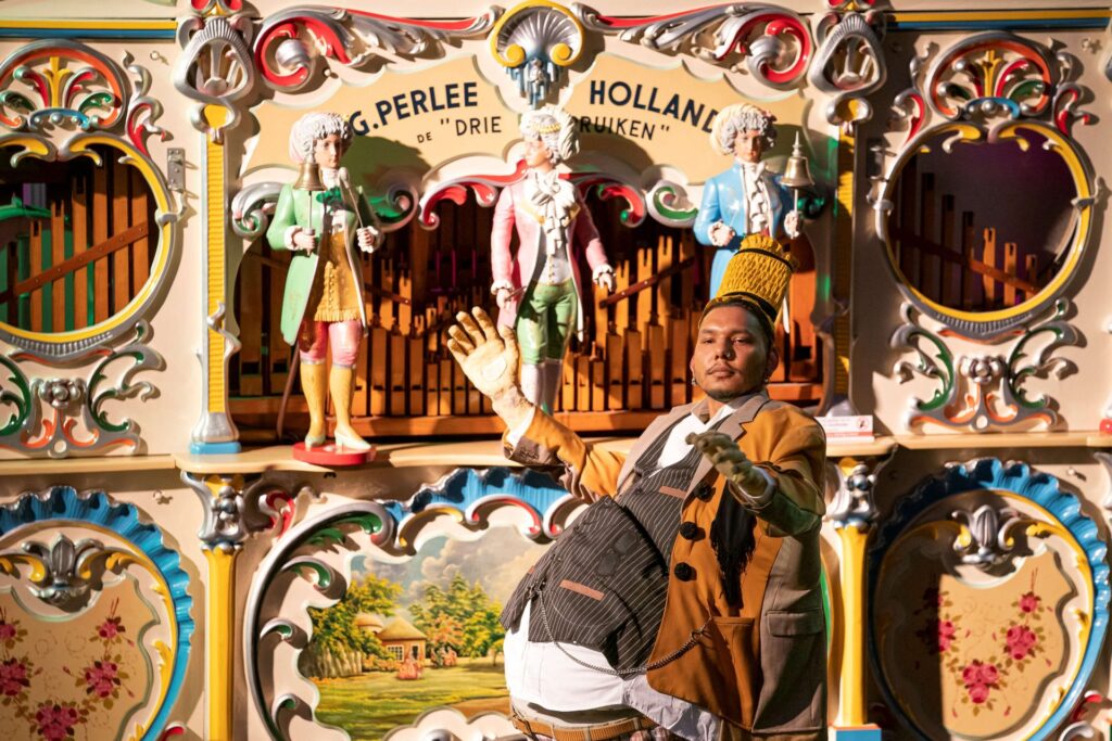 Acteur bij een draaiorgel