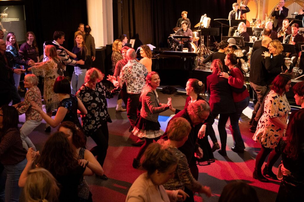 Dansende mensen tijdens Roaring Twenties avond