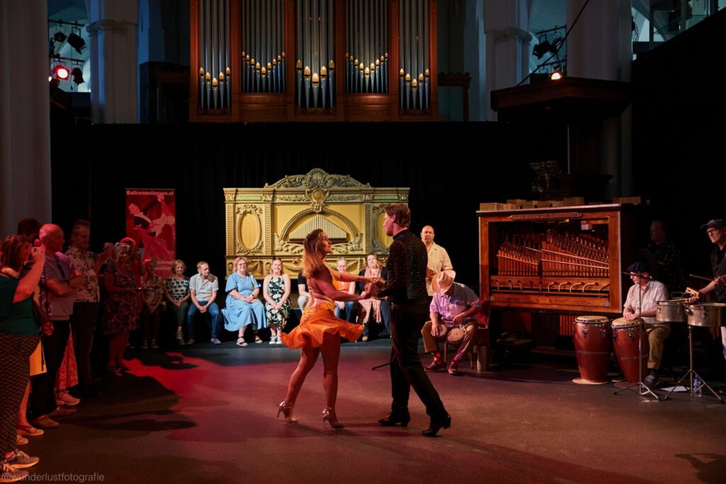 Latin dansers op de dansvloer