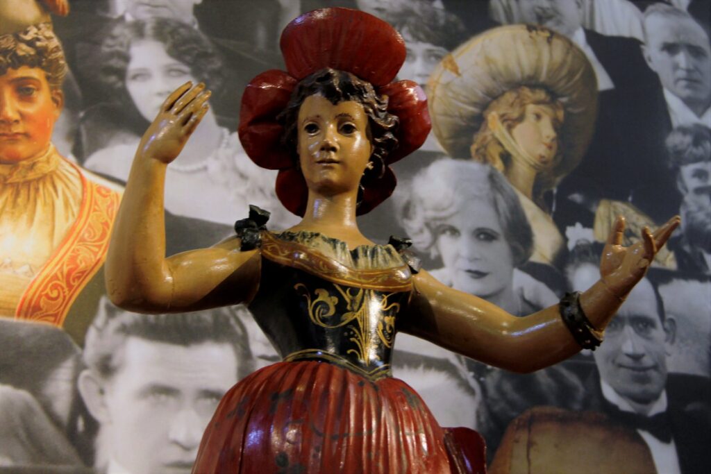 Orgelbeeld vrouw tentoonstelling Straatbeeld