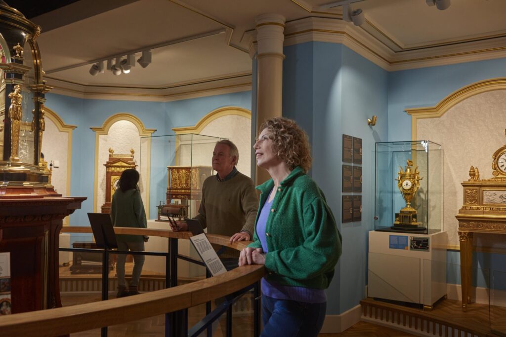 Bezoekers bij de Clay klok