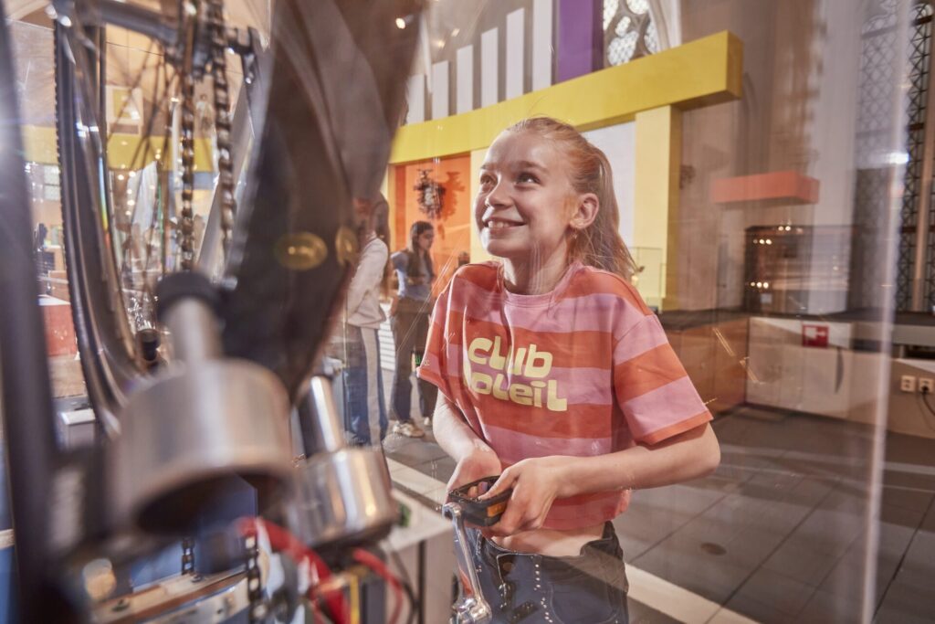 Meisje laat een fietswiel draaien in Music Machines & Me