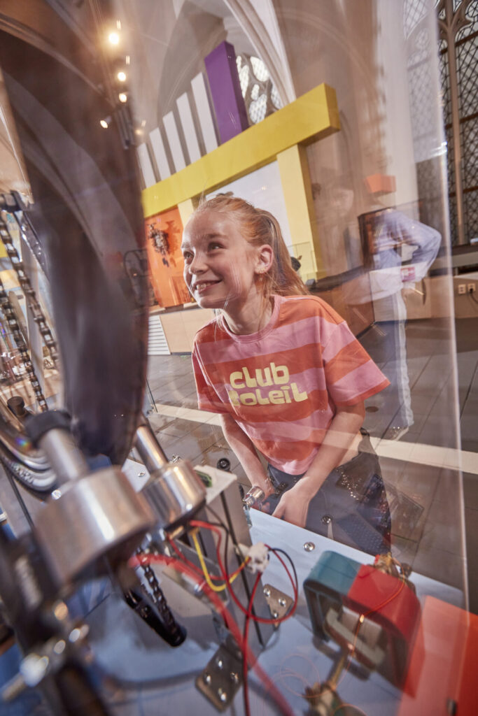 Meisje laat een fietswiel draaien in Music Machines & Me
