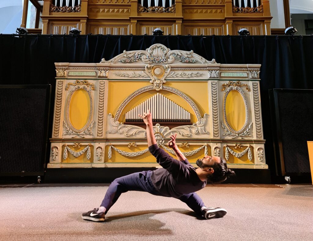 Danser Shailesh Bahoran op het podium