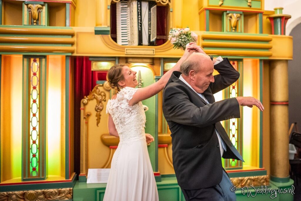 Bruid voor een orgel in het museumcafé