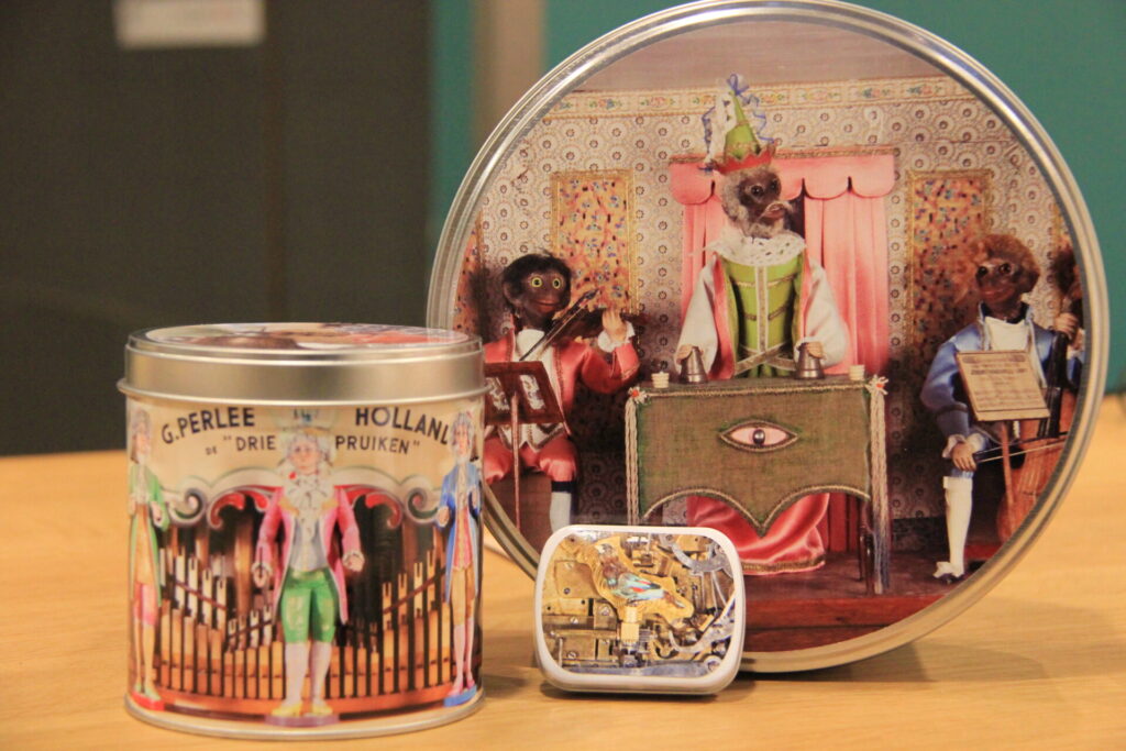 koekblikken met collectiestukken in de museumwinkel