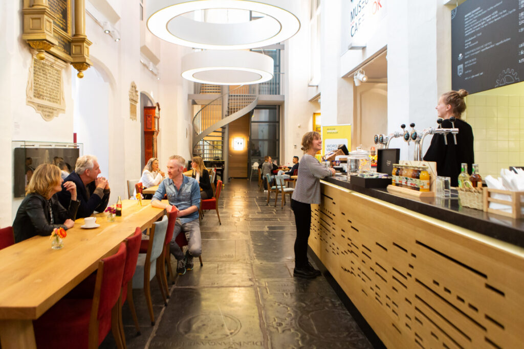 Bezoekers zitten in het museumcafé