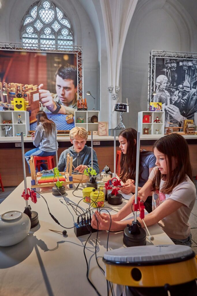 Kinderen bij de drummachine workshop