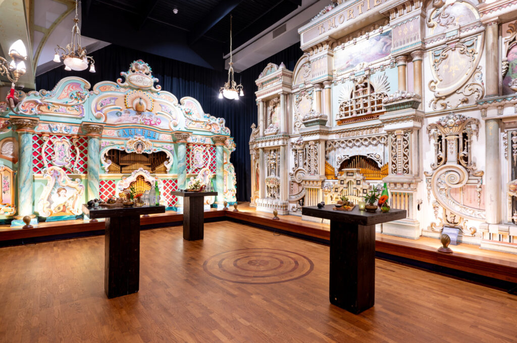 Statafels in de Danszaal van Museum Speelklok