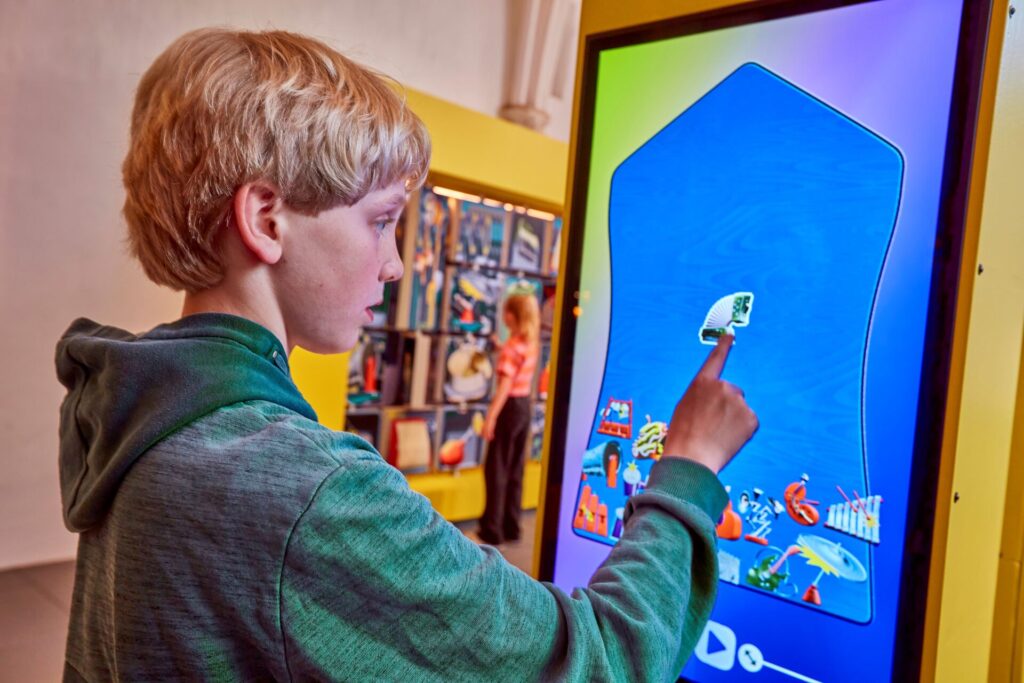 Een jongen ontwerpt zijn eigen digitale muziekmachine in Music Machines & Me