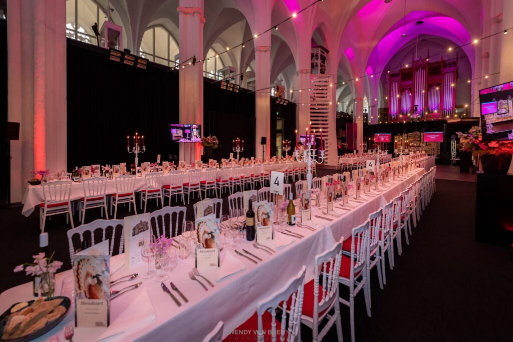 Lange dinertafels in het Middenschip