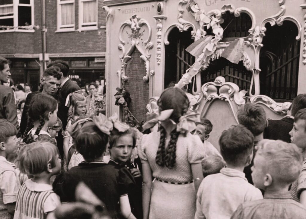 Kinderen luisteren bij een orgel