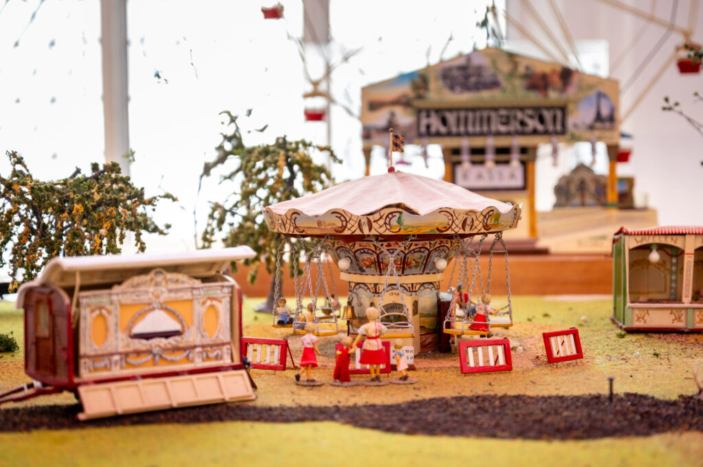 De miniatuurkermis met een zweefmolen en een kermisorgel