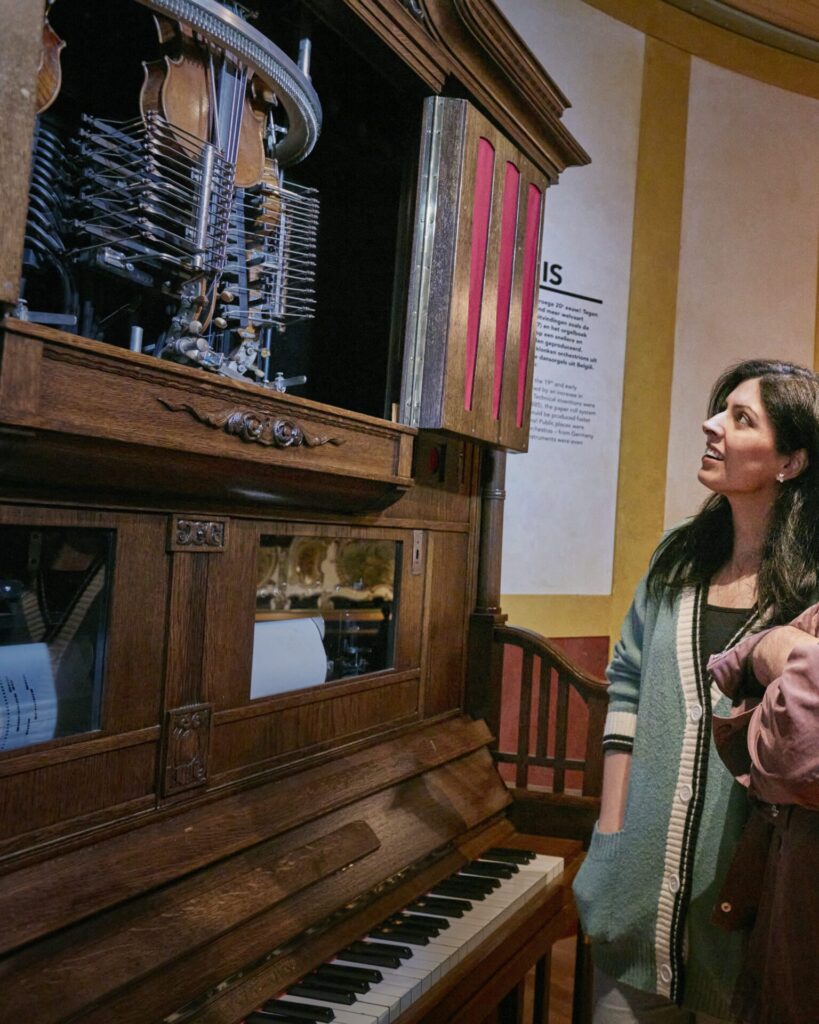 Twee bezoekers bij de Violina