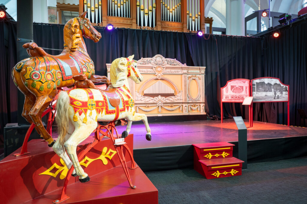 Kermispaarden en kermisorgel de Dubbele Ruth in Museum Speelklok