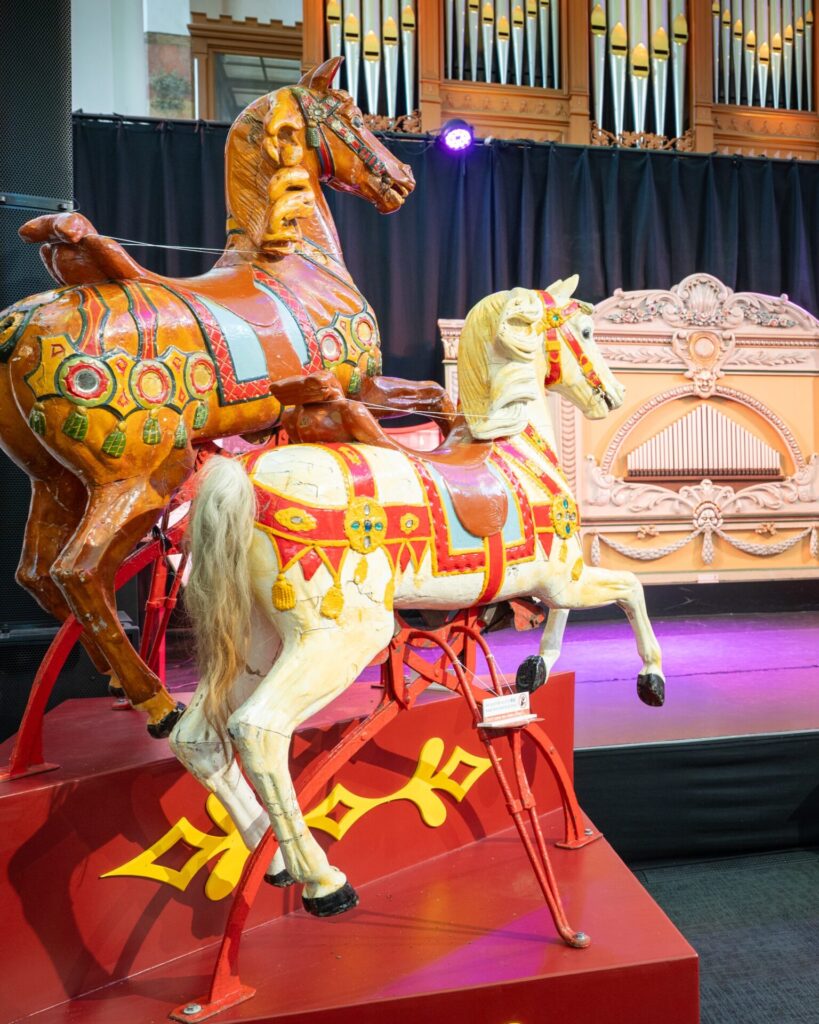 Kermispaarden en kermisorgel de Dubbele Ruth in Museum Speelklok
