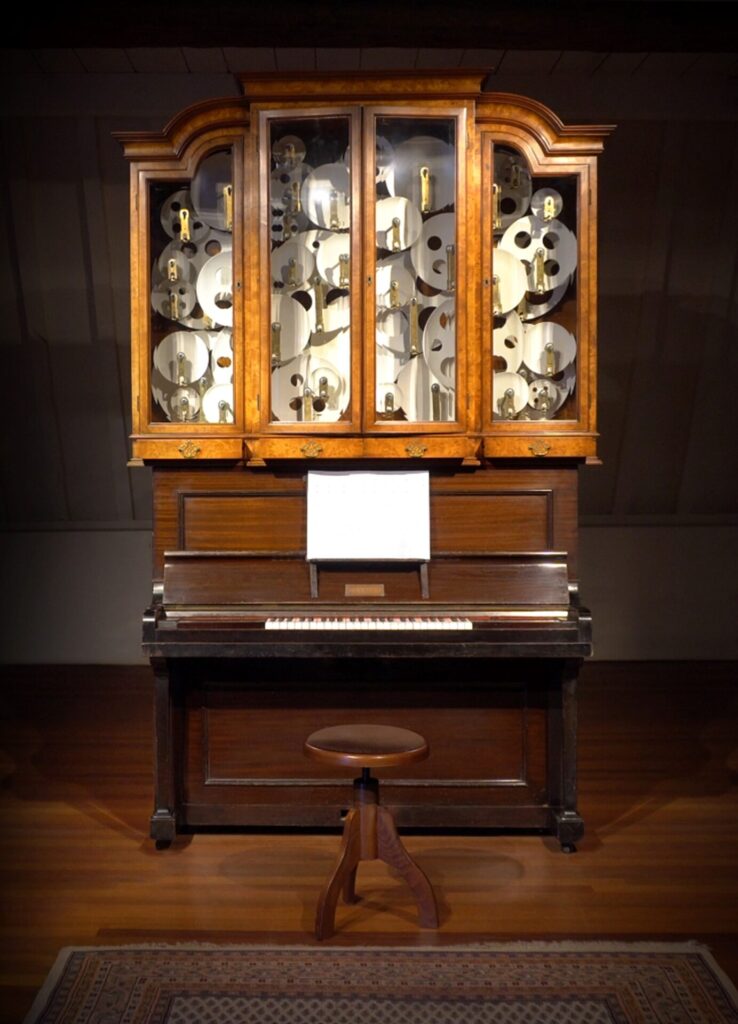 Klankinstallie 'Porcelain Piano' van kunstenaar Jelle Mastenbroek