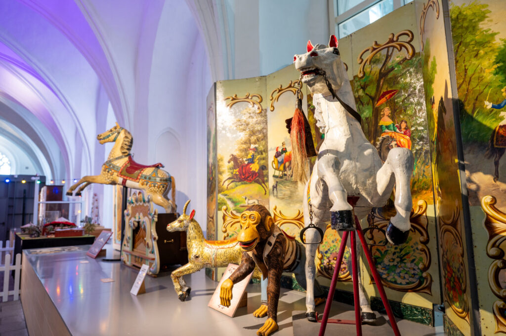 carrouseldieren in de tentoonstelling