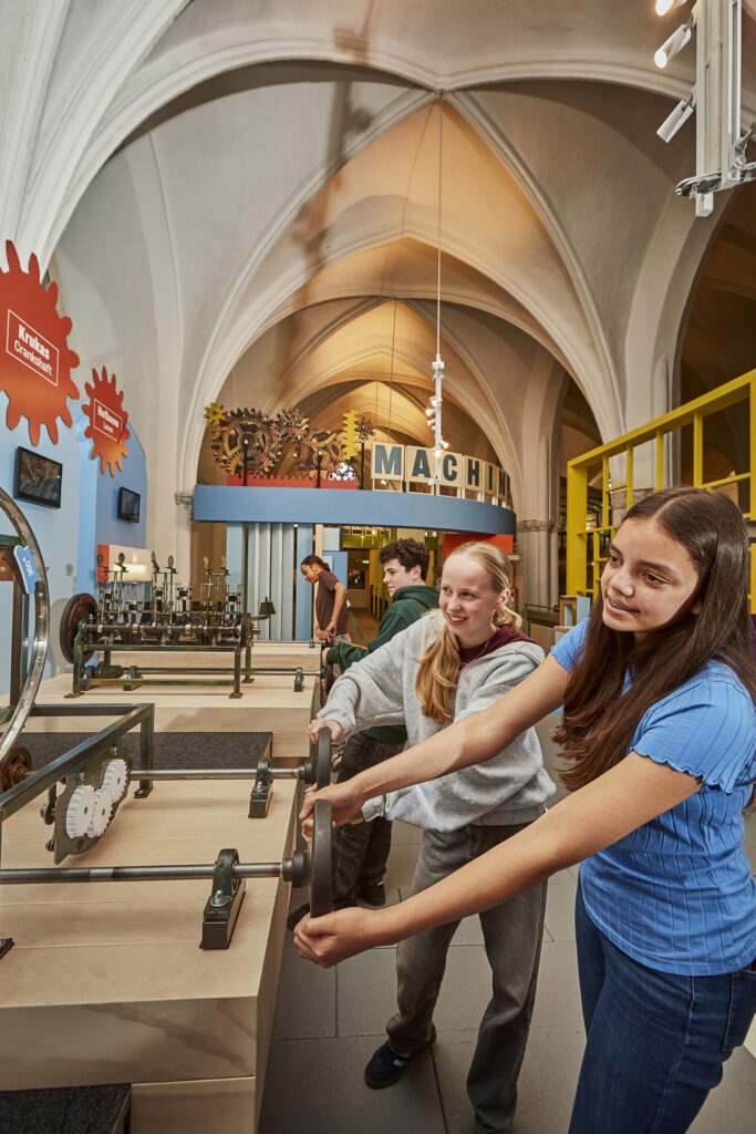 Kinderen draaien aan een interactive in Music Machines & Me