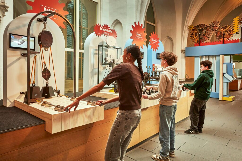 Kinderen draaien aan technieken