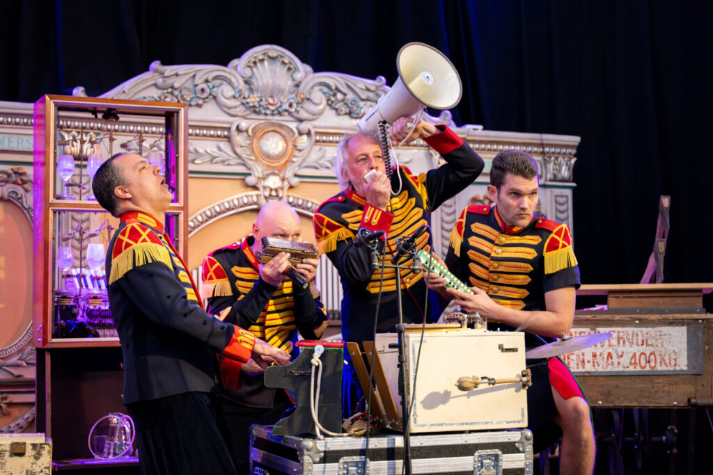 Muziektheater van BOT tijdens opening van Music Machines & Me