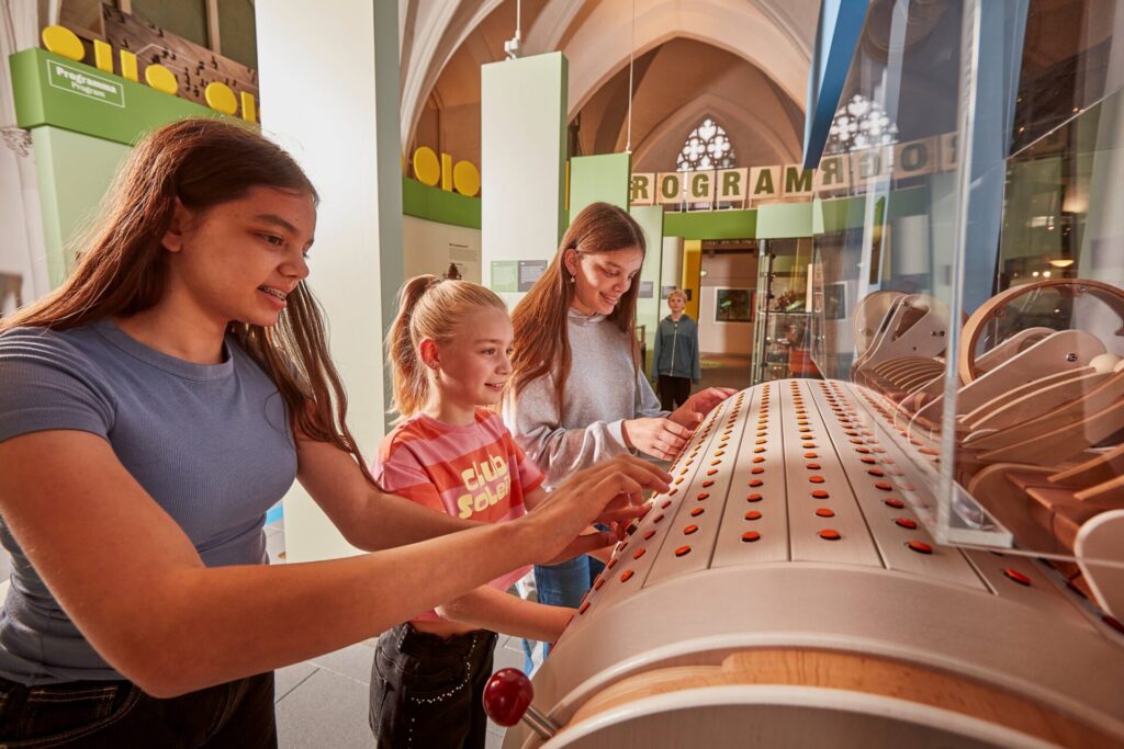 Kinderen bij een interactive in Music Machines & Me