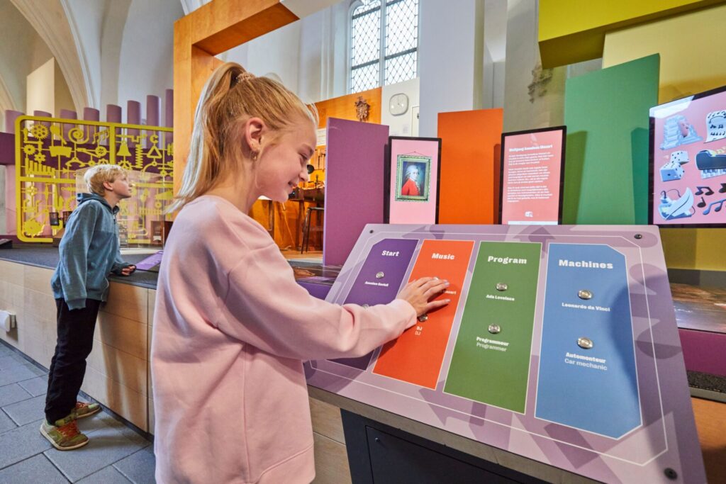 Meisje drukt op een knop in Music Machines & Me