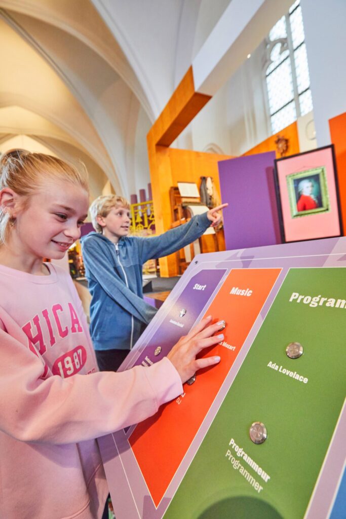 Meisje drukt op een knop in Music Machines & Me