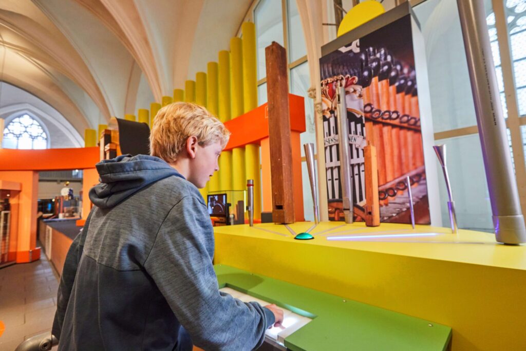 Een jongen bij een interactive in Music Machines & Me