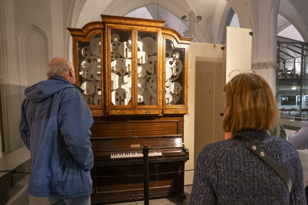 Bezoekers bij de Porcelain Piano