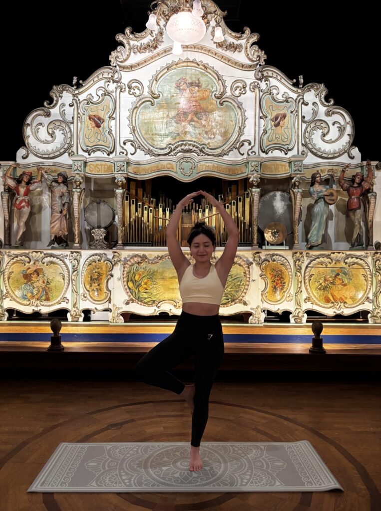 Yoga in de Danszaal van Museum Speelklok