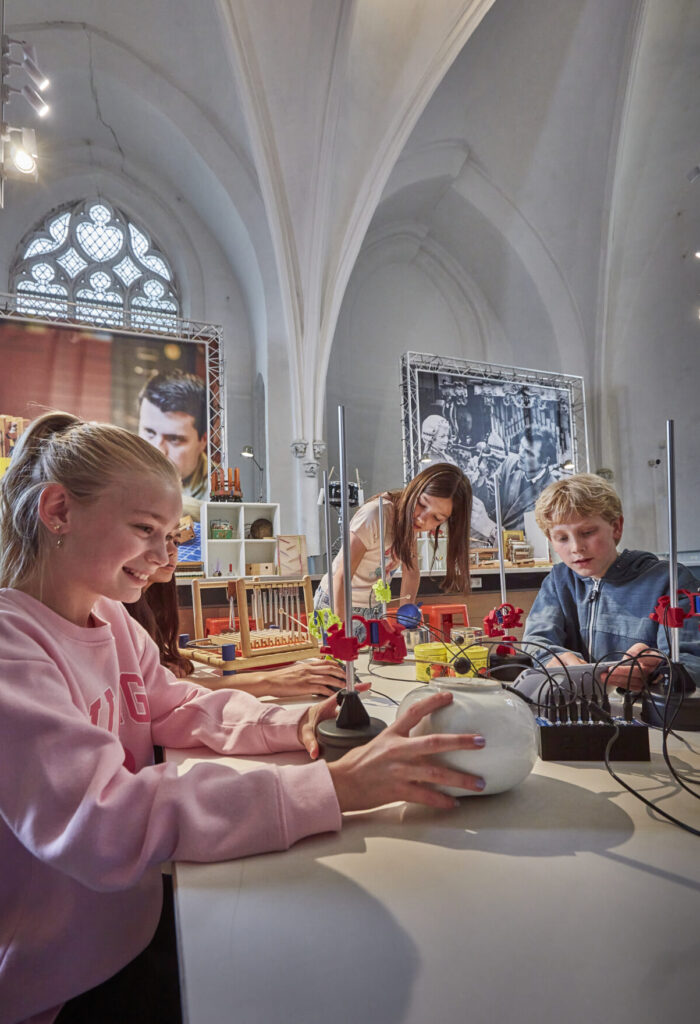 Kinderen bij de drummachine workshop