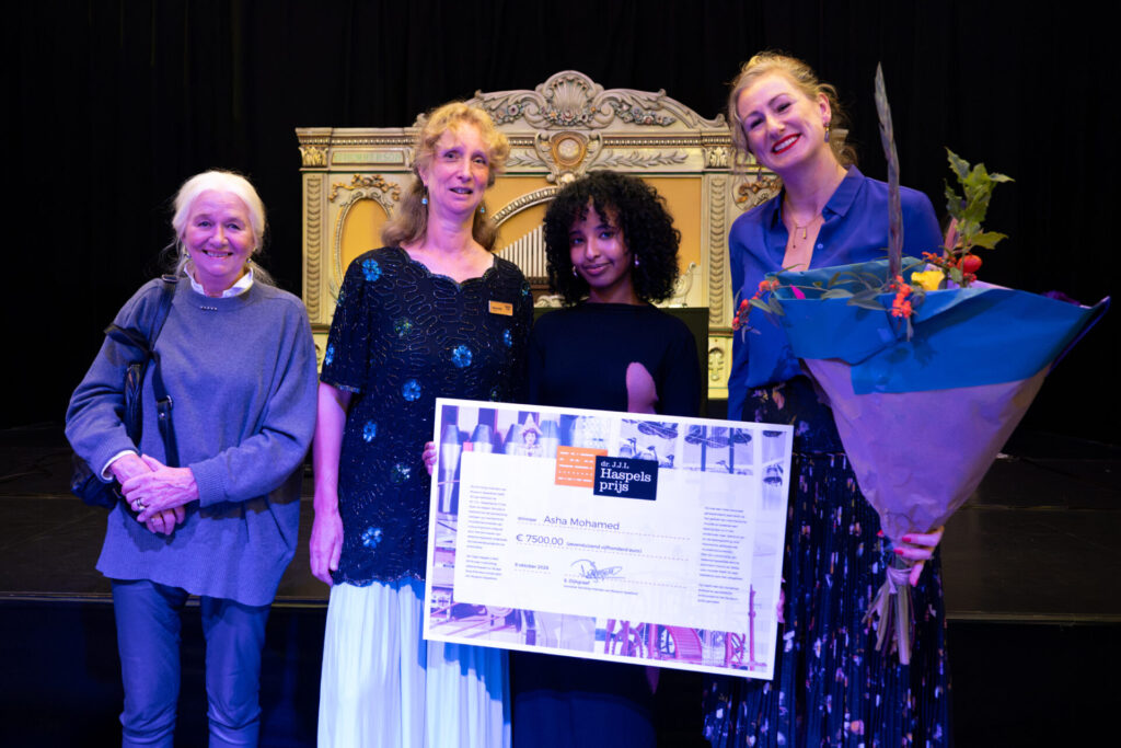 Asha Mohamed tijdens de uitreiking van de Haspelsprijs