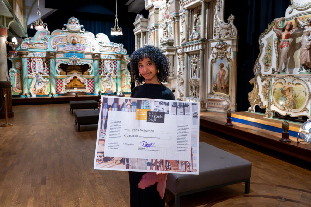 Asha Mohamed met de Haspelsprijs