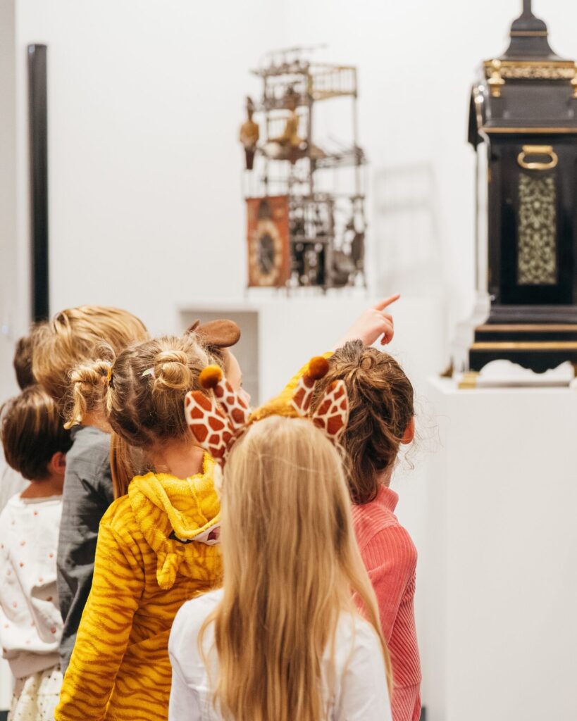 Kinderen bij de speelklokken tijdens de rondleiding