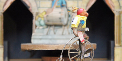fietsende aap met gele trui liggend