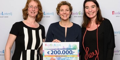 Museumdirecteur Marian van Dijk en hoofd Presentatie Ebelin ontvangen cheque van Managing director Marieke van Schaik (midden)